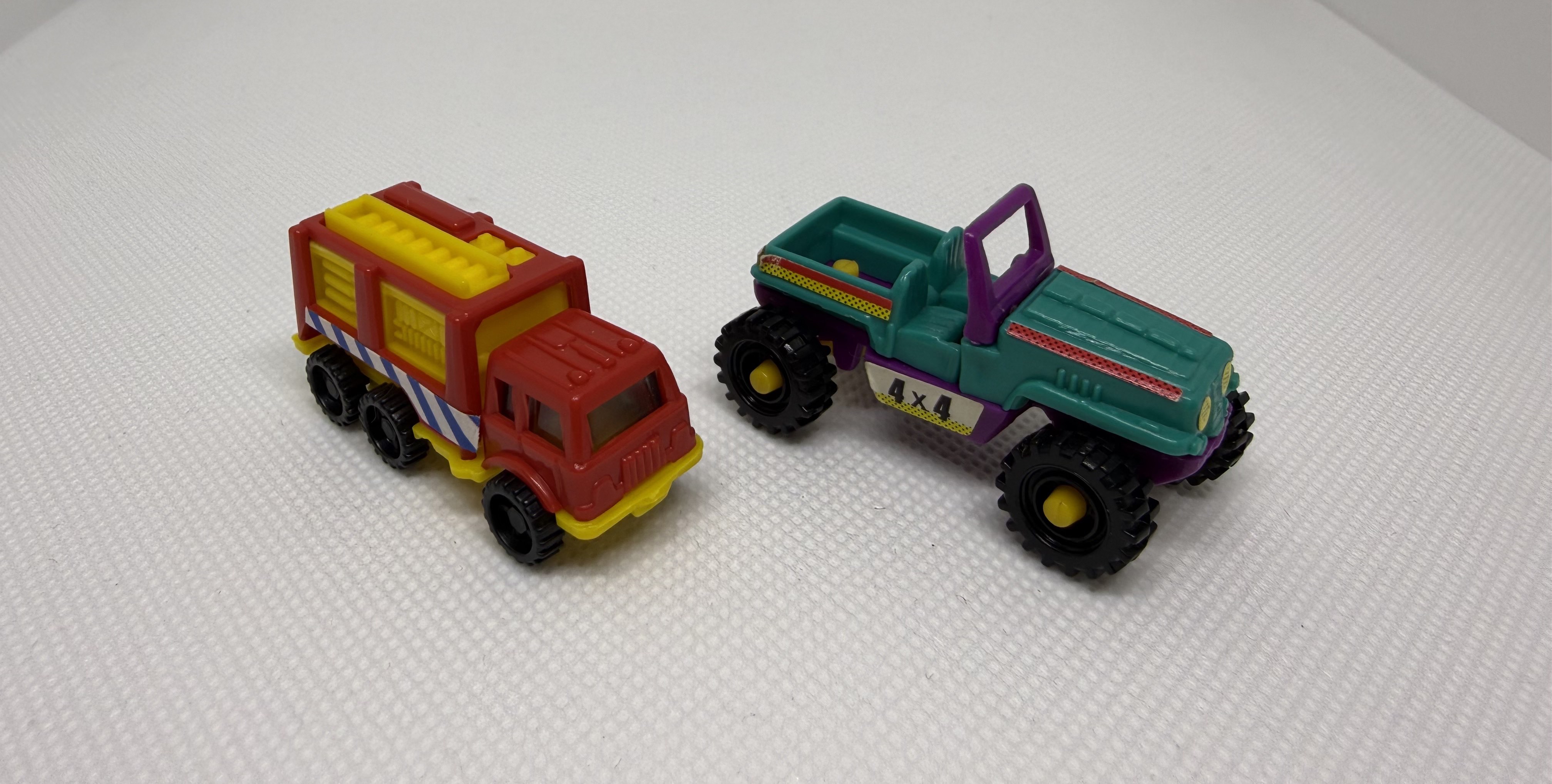 Auto de bomberos y Jeep - Portada